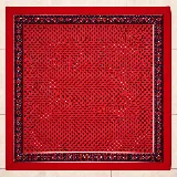 Pañuelo cuadrado de seda rojo con estampado geométrico en negro y un borde ornamental detallado.