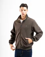 Campera de polar color marrón con cierre frontal completo, cuello alto y terminaciones acanaladas en puños y cintura. Presenta bolsillos laterales y un pequeño logo bordado en el pecho.