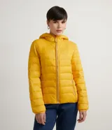 Campera puffer ultra ligera de Blue Steel, color rojo, con capucha, cierre frontal y bolsillos laterales con cremallera. Diseño acolchado con relleno sintético.