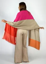 Pashmina de tejido de punto fino con diseño de bloques de color en tonos beige, mostaza, negro y marrón claro.