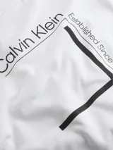 Buzo de cuello redondo Calvin Klein, confeccionado en algodón orgánico. Presenta un diseño minimalista con el logo de la marca estampado en pequeño en el pecho y puños y dobladillo con terminación en punto canalé.