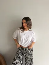 Pantalón ancho de tiro alto con estampado animal print tipo cebra en blanco y negro, confeccionado en viscosa.