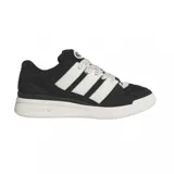 Championes Adidas Forum 2000 de estilo urbano, con diseño en bloques de color negro y blanco. Presentan las icónicas tres bandas laterales en blanco, cordones jaspeados y suela de goma blanca con el logo de la marca grabado.