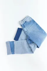 Pantalón de jean de corte recto, con diseño patchwork en diferentes tonos de azul.