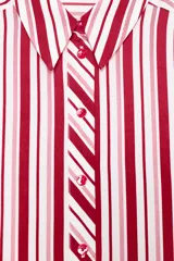 Camisa de cuello solapa con estampado de rayas verticales en tonos rojos, rosas y blancos. Presenta cierre frontal con botones y mangas por debajo del codo con terminación en vuelta.