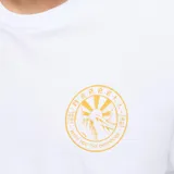Remera blanca de manga corta y cuello redondo, confeccionada en algodón elástico, con pequeño estampado gráfico en el pecho y ajuste cómodo.