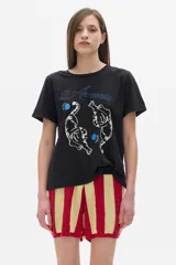 Remera negra de algodón con cuello redondo, manga corta y calce oversized. Estampado frontal con dos tigres blancos y texto azul "Armonía".