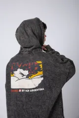 Buzo canguro oversize de algodón friza con efecto de teñido artesanal acid wash en color gris oscuro. Presenta capucha con cordones ajustables, bolsillo frontal tipo canguro y estampa pequeña en el pecho.