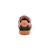 Sneaker Caterpillar modelo Pause Retro para mujer, de diseño urbano con capellada de cuero negro y detalles en gamuza. Presenta costuras en contraste, talón en tono rosado y suela de goma color caramelo con textura de panal.