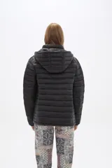 Campera negra de nylon con capucha y cierre frontal.