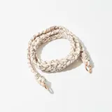 Correa de cuerda trenzada color beige con detalles en negro y herrajes dorados para colgar el celular.