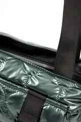 Cartera tipo tote bag color verde oscuro brillante, con diseño acolchado y correas negras. Presenta dos correas frontales con hebillas de plástico negras y un bolsillo frontal.