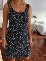 Camisón corto azul marino con estampado de pequeñas flores y volados decorativos en el escote y los tirantes.