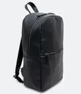 Mochila masculina de estilo business, confeccionada en poliuretano reciclado con acabado texturizado. Presenta un diseño minimalista sin estampado, con cierre principal de cremallera y un bolsillo frontal con cierre.