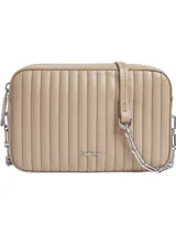Bandolera Calvin Klein color beige con diseño acolchado a rayas verticales, logo metálico plateado en el frente y correa de cuero con cadena plateada.