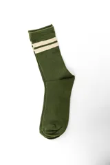 Pack de tres pares de medias estilo crew acanaladas, en colores marrón, blanco y verde militar, con dos líneas horizontales contrastantes en la parte superior.