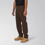 Pantalón de jean de corte recto en color marrón oscuro, con diseño clásico de cinco bolsillos, cierre de cremallera y detalles de marca en remaches y parches.