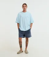 Bermuda masculina de corte runner confeccionada en terciopelo cotelé, en color azul marino. Posee cintura elástica con cordón ajustable y bolsillos laterales.