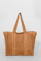 Cartera tipo shoulder bag de tejido trenzado en color marrón, con doble asa de hombro y forro interior a tono.