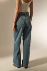 Pantalon de jean recto de tiro alto, con acabado metalizado en color gris oscuro. Presenta bolsillos laterales y traseros, con cierre de botón y cremallera.