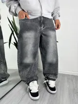 Jeans baggy color gris oscuro con efecto acid wash y aplicaciones de strass distribuidas por toda la prenda. Cuenta con corte holgado y diseño de perneras anchas.