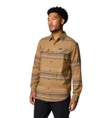 Camisa de manga larga Columbia, confeccionada en franela de algodón con un toque de elastano para mayor comodidad. Presenta un diseño de rayas horizontales en tonos tierra, cuello clásico, cierre frontal con botones y dos bolsillos en el pecho con solapa y botón.