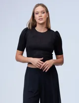 Top negro de símil gamuza, marca Tahari, con espalda con abertura central y cierre invisible.