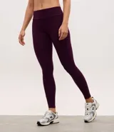 Calza legging deportiva de poliamida color marrón, con cintura alta de 10 cm y diseño ajustado al cuerpo.