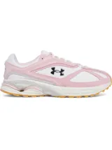 Championes Under Armour modelo HOVR Apparition, con diseño retro inspirado en el running. Presentan una base de malla blanca con superposiciones de gamuza en color rosado, logo de la marca en el lateral y suela de goma con tecnología de amortiguación HOVR.