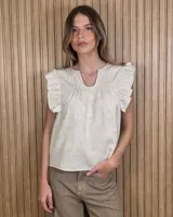 Musculosa color beige con cuello en V, alforzas frontales y mangas sin mangas con volados.