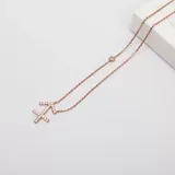 Collar de cadena fina color oro rosa con dije del signo zodiacal Sagitario, adornado con cristales de zirconia cúbica.