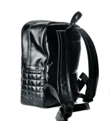 Mochila Tiffosi de diseño acolchado con patrón de cuadros, color negro. Cuenta con cierre frontal y logo metálico en la parte inferior.