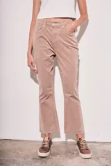 Pantalón de pana color beige, de corte flare y tiro medio.