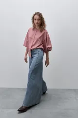 Jean wide leg negro de tiro alto, con calce amplio y pierna extra ancha, de líneas limpias.
