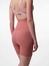 Short modelante de tiro alto con diseño seamless y textura acanalada. Confeccionado en microfibra, ofrece compresión localizada en la zona de la cintura para un efecto estilizante y una sujeción firme pero cómoda.