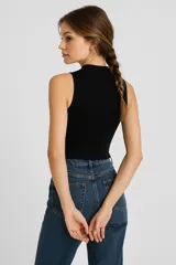 Top blanco de viscosa con cuello alto y corte entallado.