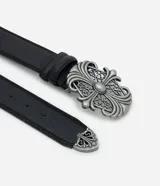 Cinturón masculino de poliuretano color negro, con hebilla metálica decorativa en forma de cruz con detalles grabados.