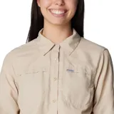 Camisa de manga larga Columbia modelo Silver Ridge 3.0, color beige, con cuello clásico, cierre frontal de botones, bolsillos en el pecho y aberturas de ventilación.