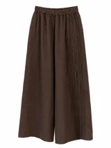 Pantalon ancho de lino color marron, de talle alto con cintura elastizada y detalles de pliegues con costura decorativa en los laterales.