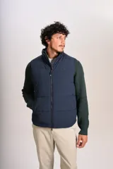 Chaleco tipo puffer color azul marino, con cierre frontal completo, cuello alto y logo bordado en el pecho.
