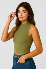 Top blanco de viscosa con cuello alto y corte entallado.