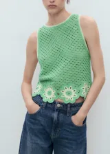 Top sin mangas verde de punto medio con cuello redondo y diseño recto. Presenta un detalle de bajo con acabado floral bordado y calado.