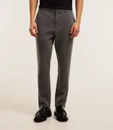 Pantalón de sastrería corte skinny, color gris claro, con trabillas en la cintura, cierre de botón y cremallera, y bolsillos laterales. Confeccionado con tecnología performance que ofrece secado rápido y resistencia a las arrugas.