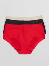 Pack de tres bombachas hipster de microfibra ultrasuave, sin costuras y con bordes limpios, con logo de Calvin Klein en la cintura. Incluye colores beige, negro y rojo.