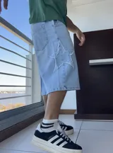 Bermuda de jean celeste, corte ancho y largo a la rodilla, con aplique de estrella en el lateral.