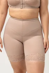 Calza modeladora color piel, de tiro alto, con refuerzo en abdomen y efecto levantacola. Terminación de puntilla en pierna con efecto antideslizante. Confeccionada con tela que contiene fibra LYCRA® XTRA LIFE™.