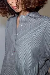 Camisa ZW Collection de cuello solapa y manga larga, con estampado de rayas verticales en tonos azul y blanco. Presenta costuras a contraste en el delantero y cierre frontal con botones.