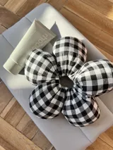 Colita de pelo maximalista con forma de flor acolchada, con estampado vichy blanco y negro.