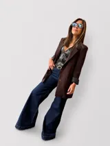 Jean de corte wide leg y tiro alto, confeccionado en denim azul oscuro. Presenta un diseño de pierna amplia y recta con costuras reforzadas en el ruedo.
