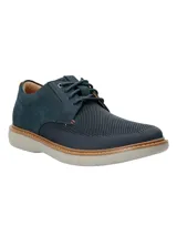 Zapato casual Hush Puppies modelo Bangu, con diseño híbrido que combina cuero en el talón y laterales con tejido técnico transpirable en la puntera y empeine. Cuenta con cordones, suela de EVA flexible y detalle de costura perimetral en tono natural.